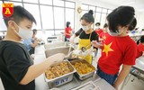 Cận cảnh bữa ăn bán trú của học sinh trong ngày đầu đi học
